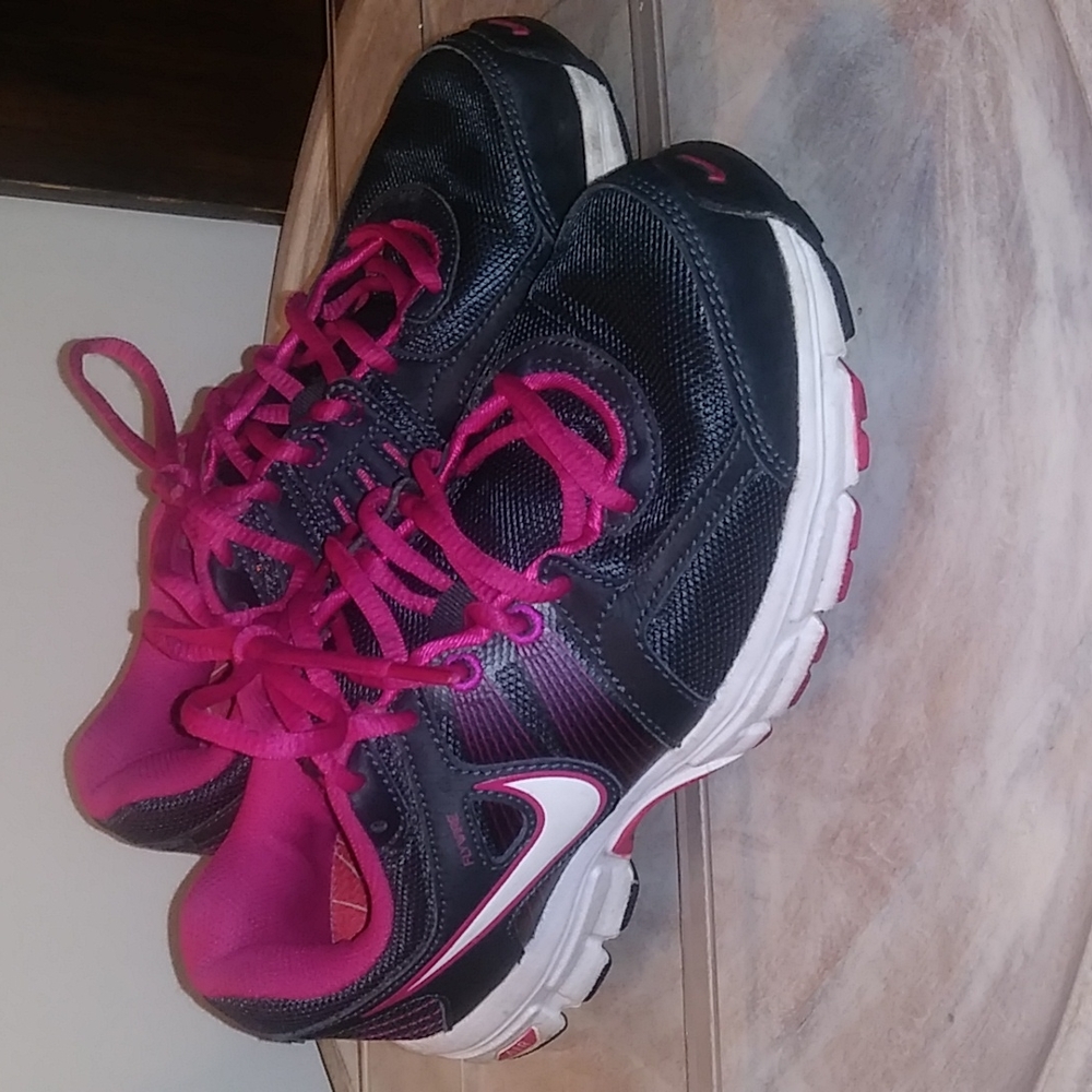 Women's, Nike Air Retaliate2, Sz: 7, Color: Black and Berry Athletic Shoe